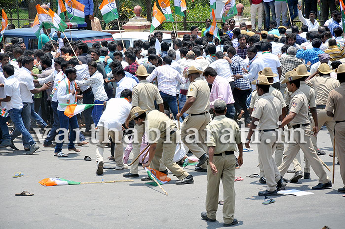 ಸಿ.ಎಂ, ಜಿಟಿಡಿ ನಾಮಪತ್ರ ಸಲ್ಲಿಕೆ ವೇಳೆ ಪ್ರಕ್ಷುಬ್ಧ ವಾತಾವರಣ: ಲಘು ಲಾಠಿ ಪ್ರಹಾರ